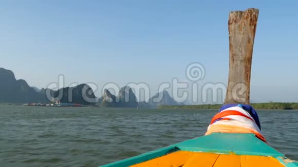 泰国长尾船驶向壮丽的古山视频的预览图