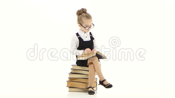 天才女婴在白色工作室学习大字典视频的预览图