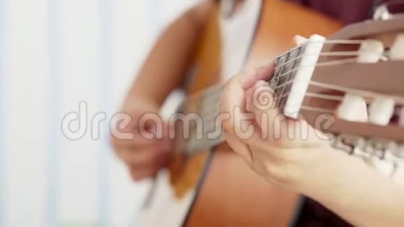 青少年学弹吉他的手视频的预览图