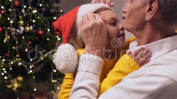 积极的老人拥抱他的孙子视频的预览图