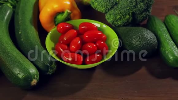 新鲜蔬菜胡椒西葫芦木桌上的西红柿视频的预览图