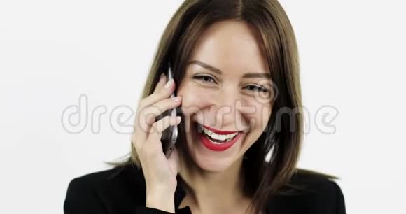 肖像商务女性穿着黑色夹克在手机上交谈视频的预览图