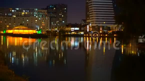 夜城的水上咖啡馆五彩缤纷的灯光视频的预览图