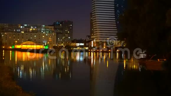 夜城的水上咖啡馆五彩缤纷的灯光视频的预览图