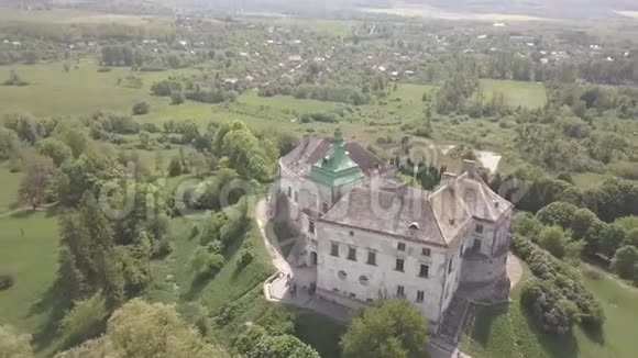 从无人机到历史城堡和公园的快速录像著名的乌克兰观光视频的预览图