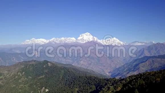 尼泊尔喜马拉雅山达拉吉里山雪峰鸟瞰图视频的预览图