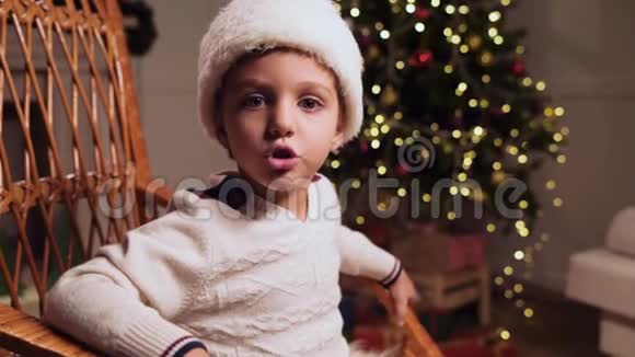 可爱的小男孩在家讲圣诞故事视频的预览图