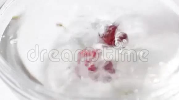 花瓶里的樱桃视频的预览图