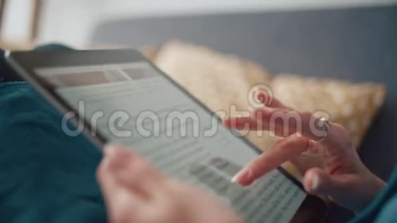 滚动平板电脑屏幕女孩阅读电子书并滚动页面视频的预览图