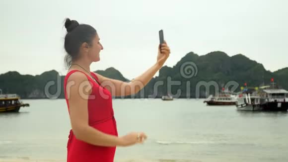 自拍越南这位女士在一个有船的海湾背景下拍摄这张照片美丽的女人视频的预览图