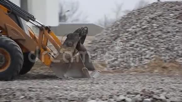 挖掘机在施工现场工作视频的预览图