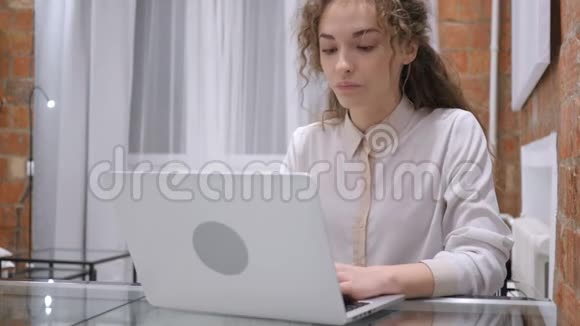 疲劳女性女孩放松肌肉同时在笔记本电脑上工作视频的预览图