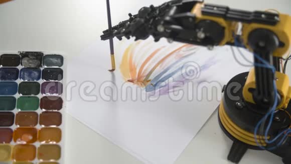 机器人手臂滑动镜头与使用刷子绘画智能机械手实验工业机器人模型视频的预览图