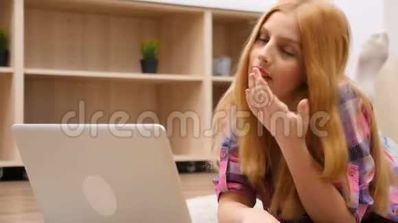 年轻的金发女人在网上聊天视频的预览图