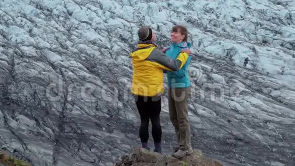 冰岛冰川背景下的游客视频的预览图