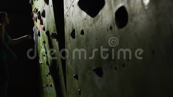 一名女子攀爬者的手特写她沿着墙壁爬上攀爬墙在没有比赛的情况下绊倒视频的预览图