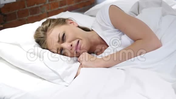 哭泣的女人躺在床上想着问题视频的预览图