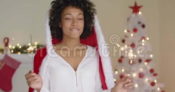 穿着圣诞老人斗篷微笑的年轻女子视频的预览图