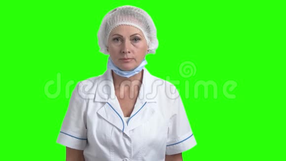 成熟的女医生示意停止视频的预览图