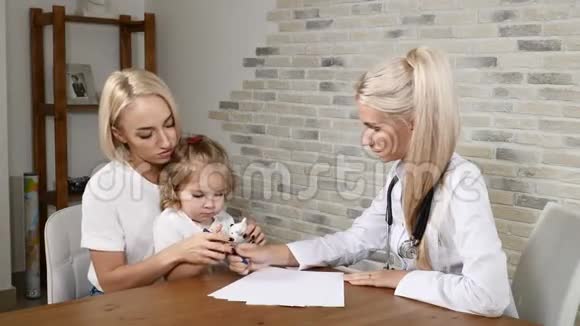 儿童健康检查年轻的母亲和她漂亮的小女儿去看儿科医生友好的儿童保健诊所视频的预览图