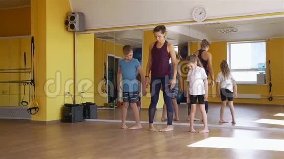 物理治疗师在健身房与儿童合作视频的预览图