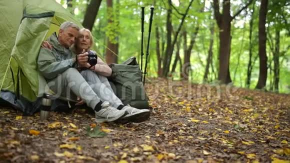 在森林里用相机拍摄的正老夫妇视频的预览图