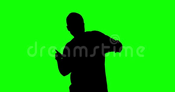 无名男子在工作室跳舞视频的预览图