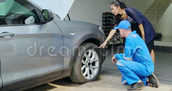 车主和机械师检查轮胎漏气视频的预览图