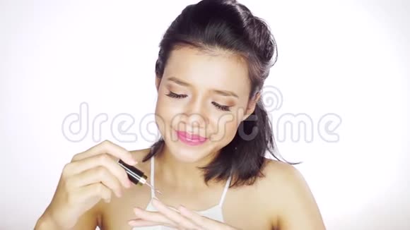 指甲油的女性模特视频的预览图