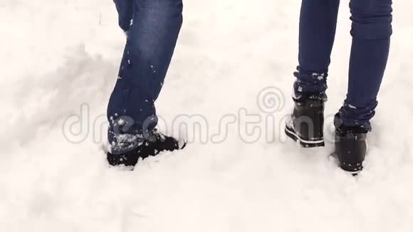 男人和女人走在雪地里特写的脚视频的预览图