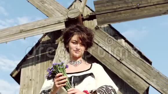 那个穿着乌克兰风格的带花的女孩为相机摆姿势视频的预览图
