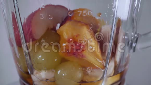 新鲜水果用果汁清洗视频的预览图