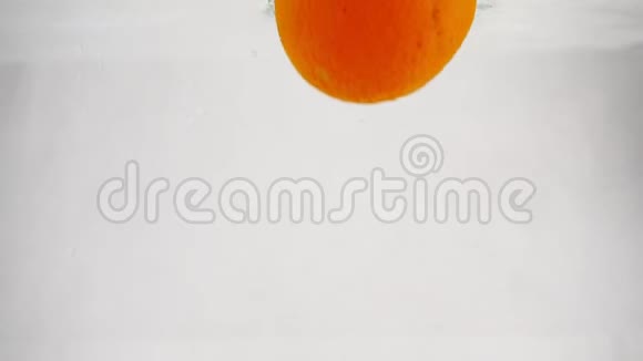 石灰柠檬和橘子在孤立的背景下滴在水中视频柑橘慢动作视频的预览图