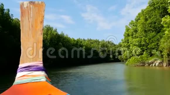 传统的泰国长尾船带丝带沿着运河漂浮视频的预览图