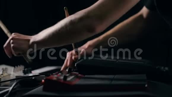 音乐家演奏钥匙和鼓电子垫视频的预览图