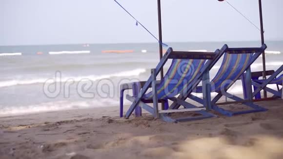这是一个Jomtien海滩的景色一个受欢迎的旅游海滩在芭堤雅视频的预览图