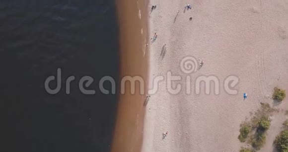 俄罗斯圣彼得堡沙滩空中拍摄人们休息区域夏季波罗的海视频的预览图