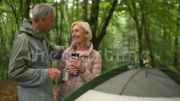 爱的老人和妻子在森林里休息视频的预览图