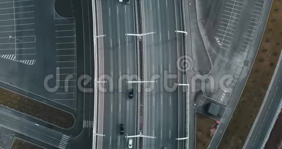 空中勘测在桥上移动汽车现代道路上面的风景城市行政长官或街道公路运输概念视频的预览图