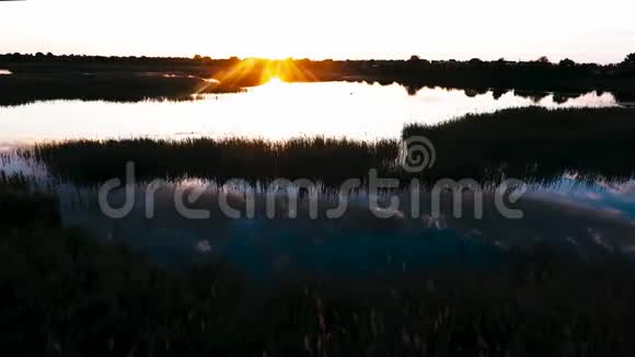 飞过一个美丽的湖湖面上的日落乡村景观风景俄罗斯克拉斯诺达尔莲花湖视频的预览图