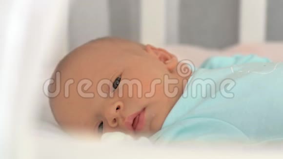 新生婴儿静静地躺在床上视频的预览图