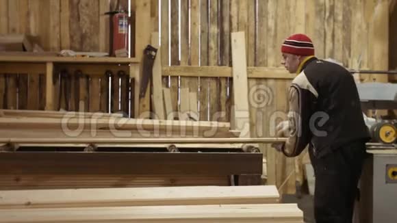 工人在锯木厂操作木板运行木工连接工作台视频的预览图