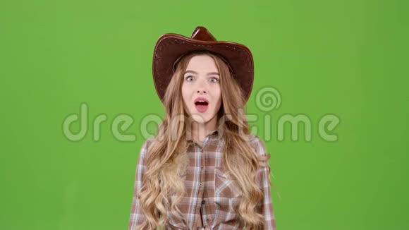 戴牛仔帽的女孩为胜利感到高兴绿色屏幕视频的预览图
