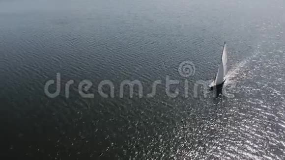 海上帆船的空中射击晴天在海上一男一女在海上游艇上航行视频的预览图