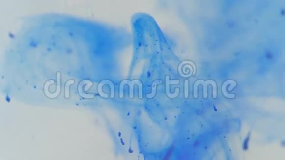 蓝色墨水滴在水里视频的预览图