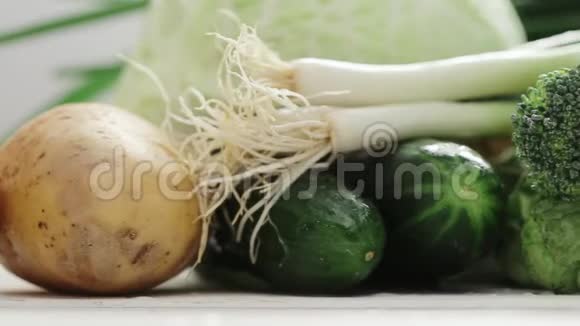 慢镜头的生蔬菜在桌子上视频的预览图