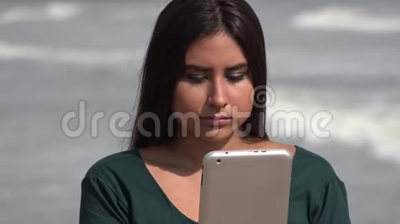 困惑失去的女性青少年使用平板电脑视频的预览图