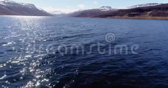 在冰岛美丽的峡湾里飞越爱德鸭视频的预览图