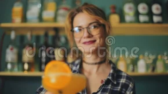 女酒保咖啡师酒吧男提供水果片麦秆玻璃马提尼橙色酒精饮料鸡尾酒视频的预览图