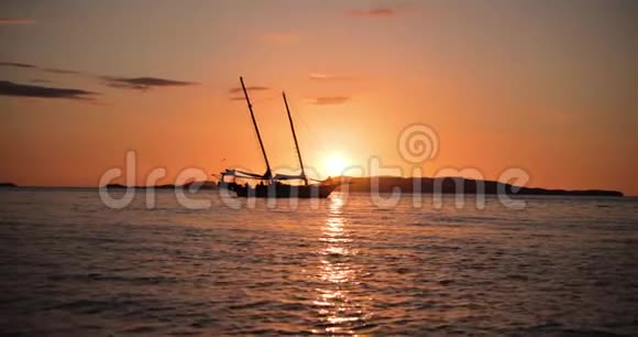 日落船海洋慢动作4k视频的预览图